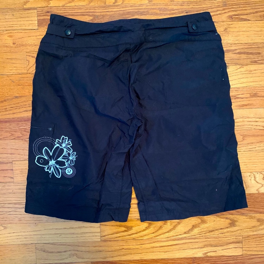 Lululemon black shorts size 10 artsy flower!